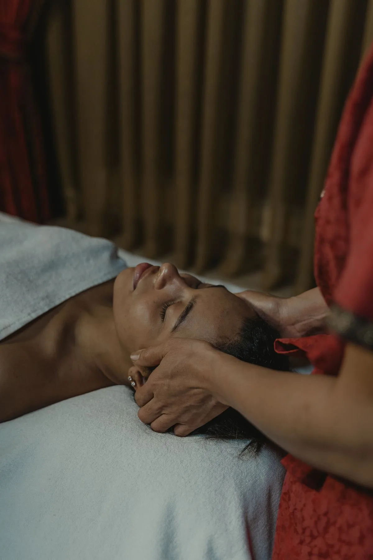 A head massage in a calm spa room, the heart of our dry head spa ritual.